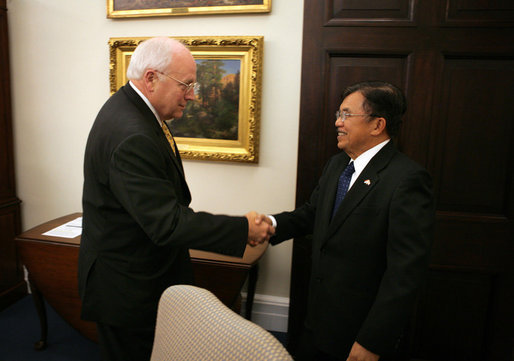 Vice President Dick Cheney welcomes Indonesian Vice President Muhammad Yusuf Kalla before a meeting at the White House, Tuesday, September 26, 2006. White House photo by David Bohrer