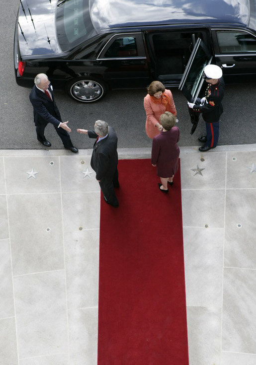 President George W. Bush and Laura Bush welcome Their Majesties King Carl XVI Gustaf and Queen Silvia of Sweden to the White House Monday, Oct. 23, 2006. White House photo by Eric Draper