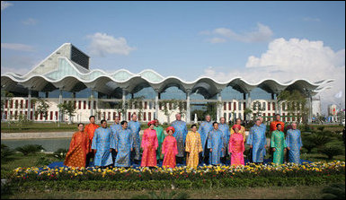 Leaders of the 2006 Asia-Pacific Economic Cooperation pose for their official portrait Sunday, Nov. 19, 2006, in Hanoi. White House photo by Paul Morse