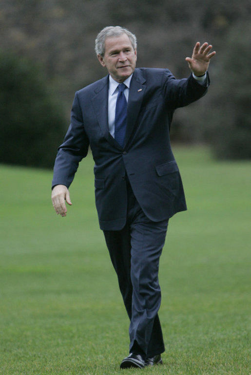 President George W. Bush waves as he walks from Marine One upon his return to the White House, Thursday, Nov. 30, 2006, following his trip to Estonia, Latvia and Jordan. White House photo by Kimberlee Hewitt