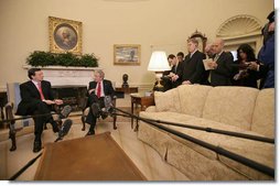 President George W. Bush and European Commission President José Manuel Barroso meet members of the media in the Oval Office, Monday, January 8, 2007.  White House photo by Eric Draper