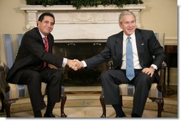 President George W. Bush welcomes Panama’s President Martin Torrijos to the Oval Office, Friday, Feb. 16, 2007. White House photo by Eric Draper