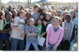 Mrs. Laura Bush poses for a photo Thursday, Feb. 22, 2007 with children at the D’Iberville Elementary School in D’Iberville, Miss. White House photo by Shealah Craighead