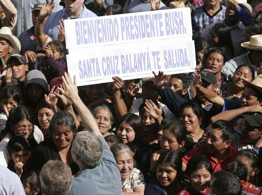 A sign welcoming President George W. Bush is held up by the crowd as the President waves upon his arrival Monday, March 12, 2007, to the Town Square of Santa Cruz Balanya, Guatemala. The President and Mrs. Laura Bush spent the morning in the town and other nearby towns before heading on to Mexico in the final leg of their five-country to Central and South America visit. White House photo by Paul Morse