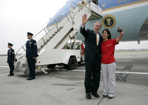 President George W. Bush and USA Freedom Corps greeter Hannah Locke wave to the press cameras, Wednesday, April 4, 2007 at Los Angeles International Airport. Locke, who was presented with the President’s Volunteer Service Award, is a volunteer with Jumpstart, a national program that pairs college students with at-risk preschool children to help them develop literacy, language and social skills. White House photo by Eric Draper