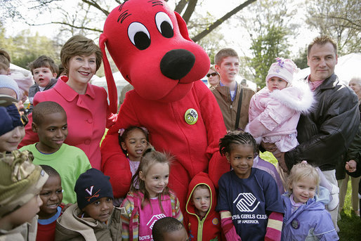 Mrs. Bush poses with children and Clifford the Big Red Dog on the South Lawn during the 2007 White House Easter Egg Roll Monday, April 9, 2007. There were many children's characters in attendance including Charlie Brown, Bugs Bunny, Arthur, and Curious George. White House photo by Shealah Craighead