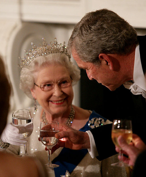 President George W. Bush toasts Her Majesty Queen Elizabeth II of Great Britain following welcoming remarks Monday, May 7, 2007, during the State Dinner in her honor at the White House. White House photo by Eric Draper