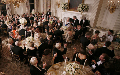 President George W. Bush and guests toasts Her Majesty Queen Elizabeth II of Great Britain following welcoming remarks Monday, May 7, 2007, during the State Dinner in her honor at the White House. White House photo by Eric Draper