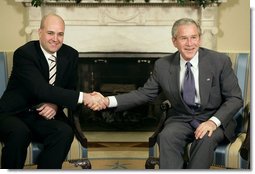 President George W. Bush and Prime Minister Fredrik Reinfeldt of Sweden meet with the press in the Oval Office Tuesday, May 15, 2007. White House photo by Eric Draper