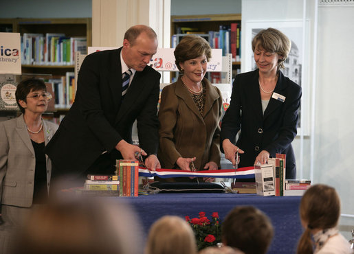 Mrs. Laura Bush participates in a ribbon-cutting Wednesday, June 6, 2007, at the Schwerin City Library in Schwerin, Germany. Joining her are Norbert Claussen, Lord Mayor of Schwerin, and Heidrun Hamann, the Director of the library. White House photo by Shealah Craighead