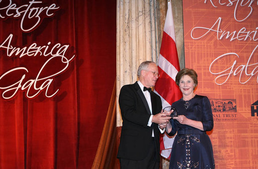 Mrs. Laura Bush is presented with an award by Dick Moe, president of the National Trust for Historic Preservation, Tuesday evening, June 12, 2007 in Washington, D.C., in recognition of Mrs. Bush's sustained commitment and contributions to the preservation of America's heritage. White House photo by Shealah Craighead