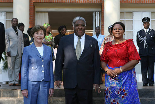 Mrs. Laura Bush and Ms. Jenna Bush meet with Zambian President Levy Mwanawasa and First Lady Mrs. Maureen Mwanawasa at State House Thursday, June 28, 2007, in Lusaka, Zambia. White House photo by Shealah Craighead