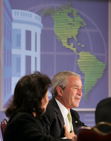 El Presidente George W. Bush respondió a una pregunta el lunes, 9 de julio de 2007, durante un Congreso sobre las Américas en Arlington, Va. El Presidente y la señora Laura Bush están presidiendo el congreso para destacar el compromiso de Estados Unidos con la región y hablar sobre maneras más eficaces de prestar ayuda y afianzar la sociedad civil. Foto de Chris Greenberg de la Casa Blanca 