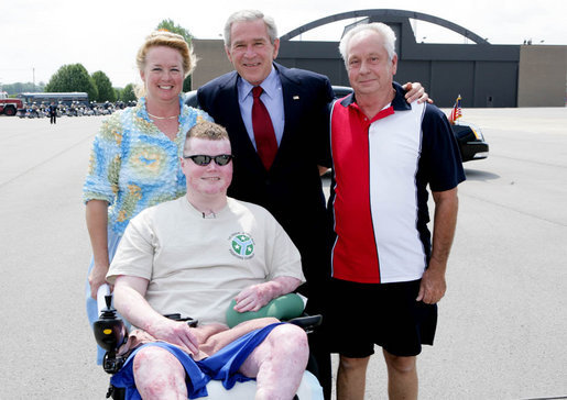 President George W. Bush poses for a photo with Army National Guard Sgt. James Kevin Downs and his parents Joe and Cathy Downs of Kingston Springs, Tenn., on his arrival Thursday, July 19, 2007 to Nashville International Airport. President Bush first met Sgt. Downs at the Brooke Army Medical Center in January 2006, where Downs was recovering from severe injuries caused during a bomb and rocket attack in Iraq in August 2005. White House photo by Chris Greenberg