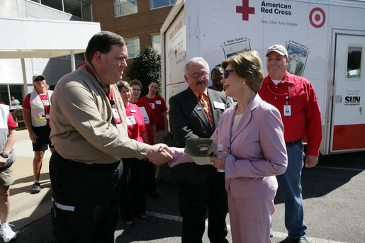 Mrs. Laura Bush meets Jay Reeves, Red Cross worker and first responder to the I-35W bridge collapse in Minneapolis, Friday, Aug. 3, 2007. In an act of courage, Mr. Reeves sprang into action and helped pull children from a stranded school bus on the bridge. White House photo by Chris Greenberg