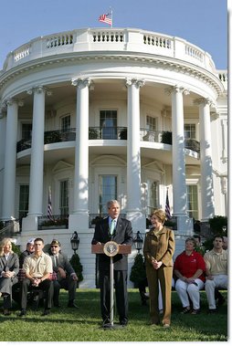 Standing with Mrs. Laura Bush, President George W. Bush addresses military support organizations Tuesday, Sept. 18, 2007, on the South Lawn. “I feel a very strong obligation, since it was my decision that committed young men and women into combat, to make sure our veterans who are coming back from Iraq and Afghanistan get all the help this government can possibly provide,” said President Bush. White House photo by Chris Greenberg