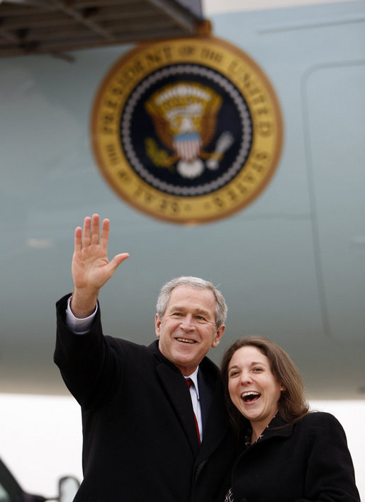 President George W. Bush waves to the family members and friends of Lydia Humenycky, a USA Freedom Corps Service recognition recipient honored by President Bush for her volunteer service, Thursday, March 27, 2008, on arrival at the Pittsburgh International Airport. White House photo by Eric Draper