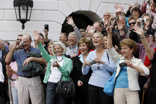 Mrs. Laura Bush and members of her Midland High School class of 1964 welcome President George W. Bush back to the White House Friday afternoon, March 28, 2008, following his trip to Freehold, N.J. White House photo by Eric Draper