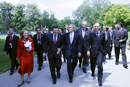 President George W. Bush, center, walks with a delegation of European Union leaders, Tuesday, June 10, 2008 at Brdo Castle in Kranj, Slovenia. From left are, Benita Ferrero-Waldner, commissioner for External Relations and European Neighborhood Policy; European Commission President Jose Manuel Barroso; Slovenia Prime Minister Janez Jansa; and Dimitrij Rupel, Slovenia Minister for Foreign Affairs, background right. White House photo by Eric Draper