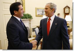 President George W. Bush welcomes Panama's President Martin Torrijos to the Oval Office Wednesday, Sept. 17, 2008, at the White House, where the two leaders discussed bilateral issues including the free trade agreement between Panama and the United States. White House photo by Eric Draper