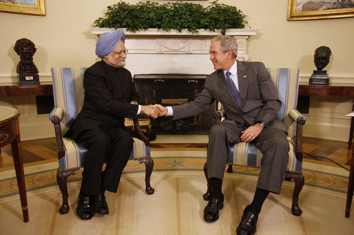 President George W. Bush welcomes Prime Minister Manmohan Singh of India to the Oval Office Thursday, Sept. 25, 2008, prior to their meeting and dinner at the White House. White House photo by Eric Draper