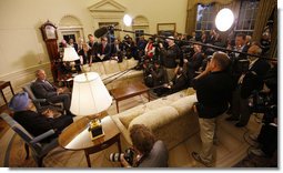 President George W. Bush talks to reporters as he welcomes Prime Minister Manmohan Singh of India to the Oval Office Thursday, Sept. 25, 2008, prior to their meeting and dinner at the White House. White House photo by Eric Draper