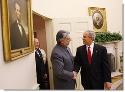 President George W. Bush welcomes President Fernando Lugo of Paraguay to the Oval Office, Monday, Oct. 27, 2008, for their meeting at the White House. White House photo by Eric Draper