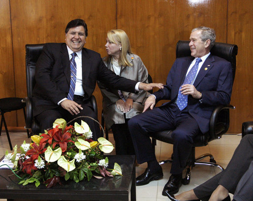 President George W. Bush meets with President Alan Garcia of Peru Sunday morning, Nov. 23, 2008, joined by an interpreter, prior to their participation in further meetings at the 2008 APEC Summit in Lima, Peru. White House photo by Eric Draper