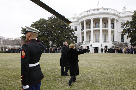 President George W. Bush and Mrs. Laura Bush wave to an awaiting crowd Sunday, Jan. 18, 2009 on the South Lawn of the White House, upon their return from Camp David aboard Marine One. White House photo by Chris Greenberg