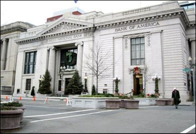 Existing condition view from the south sidewalk looking north towards Riggs Bank at 15th Street and Pennsylvania Avenue.