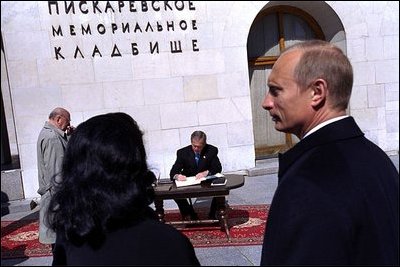 President Bush signs a guest book during his visit to the Piskarevskoye Cemetery in St. Petersburg, May 25.