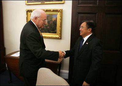 Vice President Dick Cheney welcomes Indonesian Vice President Muhammad Yusuf Kalla before a meeting at the White House, Tuesday, September 26, 2006.