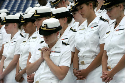 Midshipmen bow their heads during the Invocation at the Graduation and Commissioning Ceremony for the U.S. Naval Academy Class of 2006, Friday, May 26, 2006 in Annapolis, Maryland. During the ceremony Vice President Dick Cheney delivered the commencement address and awarded diplomas to the graduates.