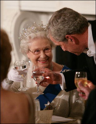 President George W. Bush toasts Her Majesty Queen Elizabeth II of Great Britain following welcoming remarks Monday, May 7, 2007, during the State Dinner in her honor at the White House. White House photo by Eric Draper